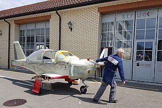  Flugzeug auf dem Weg in die Sattlerei Struck.