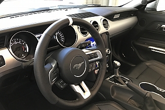 Mustang Lenkrad neu bezogen mit feinstem Nappaleder. Griffpartie mit gelochtem Leder für einen guten Griff und edler Optik. Innen handgenäht mit dickem Nähfaden als Kontrast. Mustang Lenkrad neu bezogen mit feinstem Nappaleder. Griffpartie mit gelochtem Leder für einen guten Griff und edler Optik. Innen handgenäht mit dickem Nähfaden als Kontrast.