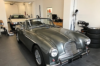 Dieser Aston Martin DB2 ist von aussen eine Augenweide...