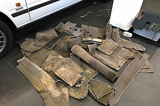 Alle Teppichverkleidungen, die neu hergestellt werden müssen. Alle Teppichverkleidungen, die neu hergestellt werden müssen.