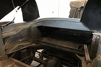 Ein spannender Blick in den Fond nach unseren Ausbauarbeiten; viel mehr als das Chassis bleibt nicht zurück. Ein spannender Blick in den Fond nach unseren Ausbauarbeiten; viel mehr als das Chassis bleibt nicht zurück.
