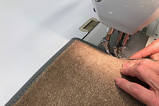 Die Näharbeiten an den Teppichverkleidungen beginnen. Die Näharbeiten an den Teppichverkleidungen beginnen.