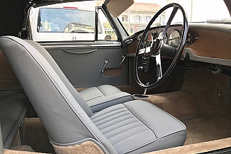 Das fertig restaurierte Interieur mit den neu aufgebauten Sitzen. Das fertig restaurierte Interieur mit den neu aufgebauten Sitzen.
