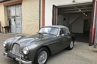 Der fertig restaurierte Aston Martin DB 2 verlässt unsere Autosattlerei. Der fertig restaurierte Aston Martin DB 2 verlässt unsere Autosattlerei.