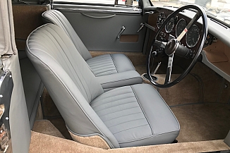 Mit neuem, originalgetreuen Interieur... Mit neuem, originalgetreuen Interieur...