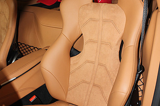 Original Ferrari Autositze: Innere Lederbezüge neu ausgestattet mit Alcantara. Damit der Kunde nicht mehr auf dem glatten Leder hin und her rutscht (besserer Halt) und weniger schwitzt.