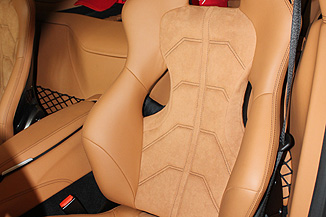 Original Ferrari Autositze: Innere Lederbezüge neu ausgestattet mit Alcantara. Damit der Kunde nicht mehr auf dem glatten Leder hin und her rutscht (besserer Halt) und weniger schwitzt. Original Ferrari Autositze: Innere Lederbezüge neu ausgestattet mit Alcantara. Damit der Kunde nicht mehr auf dem glatten Leder hin und her rutscht (besserer Halt) und weniger schwitzt.