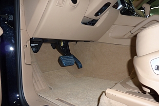 Im Autointerieur wird der Teppich neu angefertigt... Im Autointerieur wird der Teppich neu angefertigt...