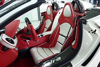 Mercedes SLR Autositze nach Kundenwunsch in komplett neuem Design: (Sitz und Rückenfläche neu unterteilt) Perlmut-farbige Innenteile mit Krokodilgeprägtem Leder bezogen, aussen in hochwertigem roten Leder. Seitlich mit weissen Keder. Unterhalb des Kopfteiles mit weisser Stickerei