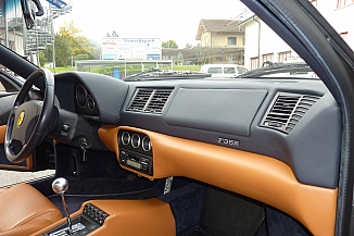 Ferrari Armaturenbrett mit original dunkelblauem Connolly Leder neu bezogen. Ferrari Armaturenbrett mit original dunkelblauem Connolly Leder neu bezogen.