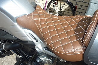 Leder und Ziernähte bei Sattel Leder und Ziernähte bei Sattel