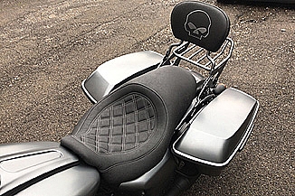 Neubezug eines Motorradsattels Neubezug eines Motorradsattels