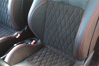 Autositze neu bezogen mit zusätzlichen roten Rauten Naht-Absteppungen. Autositze neu bezogen mit zusätzlichen roten Rauten Naht-Absteppungen.