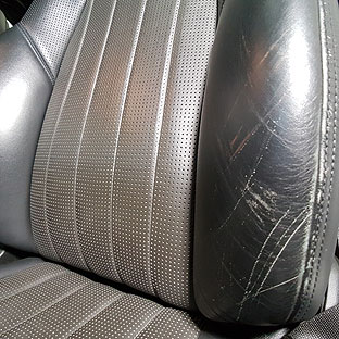 Verkratzter Autositz... Verkratzter Autositz...