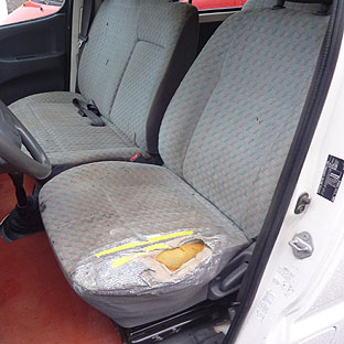 Unschöne Schadstelle an einem Autositz... Unschöne Schadstelle an einem Autositz...