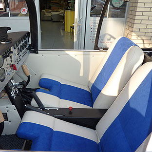 Fertiges Cockpit mit den neuen Panelen und Sitzbezügen.