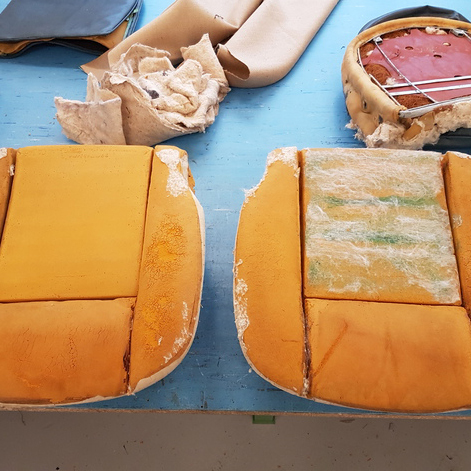 Alte Polsterung: Spr�der, harter Schaumstoff, der keinen Sitzkomfort mehr bietet.