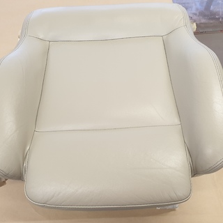 Nach der Restaurierung wirkt dieses Sitzpolster wieder hochwertig und passt zum restlichen Interieur.