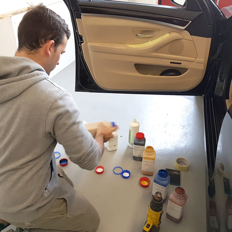 Hierfür wird der passende Farbton für die Reparatur gemischt.