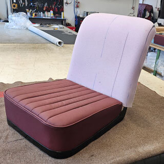 Auf dem Bild sehen Sie einen neu aufgebauten Oldtimer-Sitz im Arbeitsprozess. Polsterung und Bezug werden dabei von Grund auf erneuert, mit Fokus auf Passform, Materialqualit�t und handwerkliche Pr�zision.