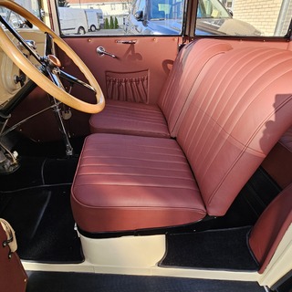 Auf dem Bild sehen Sie die neu bezogenen Oldtimer-Sitze im eingebauten Zustand. Klare Linien, hochwertige Materialien und eine saubere Verarbeitung sorgen für ein stimmiges Gesamtbild und angenehmen Sitzkomfort.