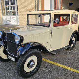 Auf dem Bild sehen Sie das fertig restaurierten BMW AM1 mit neu aufgebautem Sitzinterieur. Die überarbeiteten Sitze fügen sich harmonisch ins Gesamtbild ein und unterstreichen den authentischen Charakter des Oldtimers.
