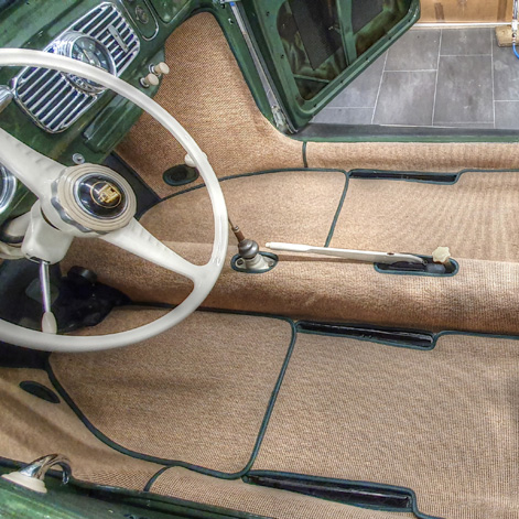 Neuer Fussraum in einem Oldtimer.