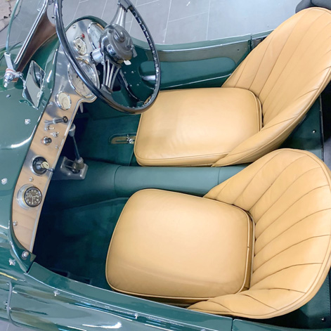 Historisch korrekte Ledersitze in einem Oldtimer.