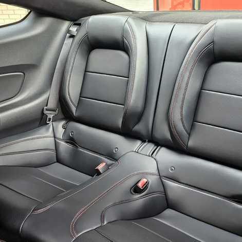 Sportlich elegante R�ckbank im Stil der Vordersitze