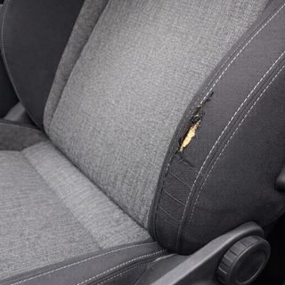 Riss in Bezug reparieren bei einem Sitz mit integriertem Airbag.