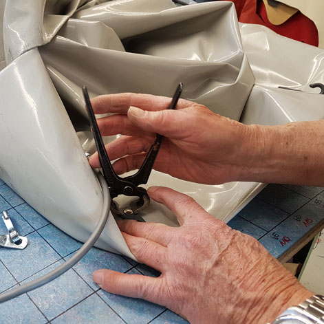 Es muss nicht immer gleich eine neue Blache sein. Wir reparieren auch Ihre bestehende Schutzh�lle f�r Ihr Boot.