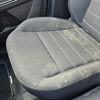 Schimmelbefall in einem Dacia vorher...