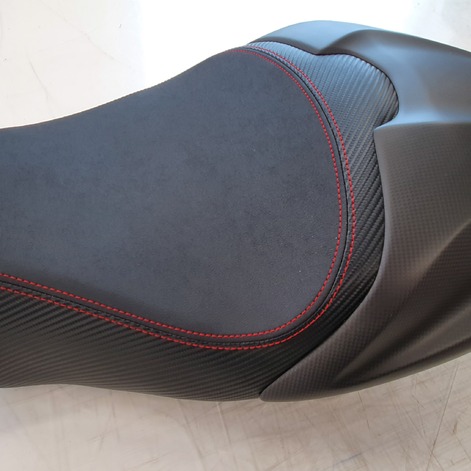 Bei diesem Sattel wurde die Ergonomie dem Fahrer angepasst und der Sattel optisch veredelt.