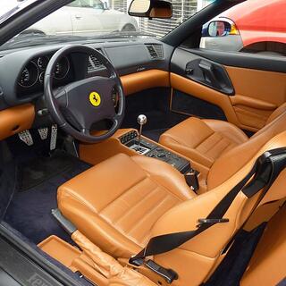 Das erneuerte Ferrari-Interieur: Cockpit, Armaturenbereich und Verkleidungsteile f�gen sich farblich und handwerklich in die bestehende Innenausstattung ein.