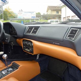 Cockpit und Armaturenbrett im Detail: Die neu bezogenen Flächen folgen den unterschiedlichen Formen und Übergängen des Armaturenbereichs und ergeben ein ruhiges, stimmiges Gesamtbild.