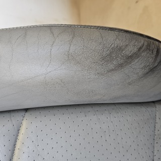 Dieser Lederbezug weist starke Gebrauchsspuren auf.