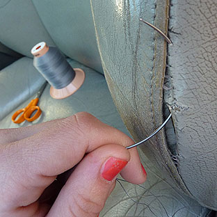Flüssigleder: Rissige Autositze reparieren