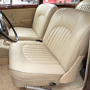 Fix fertig restauriertes Autointerieur. Fix fertig restauriertes Autointerieur.