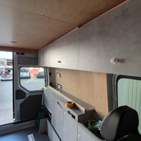 Auch hier wirken die unverkleidete Decke und das rohe Wandelement im Verhältnis zu den Einbaumöbeln sehr unfertig.