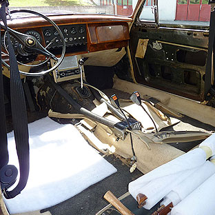Vollständig demontiertes Wageninterieur. Vollständig demontiertes Wageninterieur.
