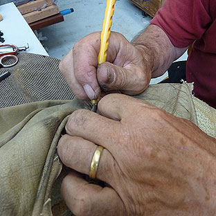 Lsen der Nhte fr sptere Reparatur des Leders.