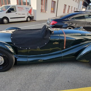 Massgefertigte Persenning für einen Léa-Francis Roadster – eine ruhige, stimmige Lösung, die sich wie selbstverständlich ins Fahrzeug einfügt und den Innenraum zuverlässig schützt.