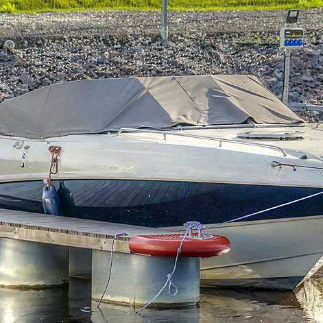 Mit einer massgefertigten Blache l�sst sich die Windschutzscheibe eines Motorboots schnell und einfach sch�tzen.