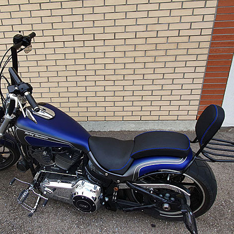 Die Ziernaht in der Farbe des Motorradlacks als elegantes Element beim Motorradsattel.