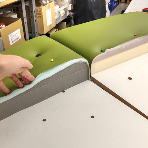 Hier sehen Sie zwei Muster unterschiedlicher Polsterungen im Querschnitt. Durch die Kombination verschiedener Polstermaterialien kann der Sitzkomfort individuell abgestimmt werden.