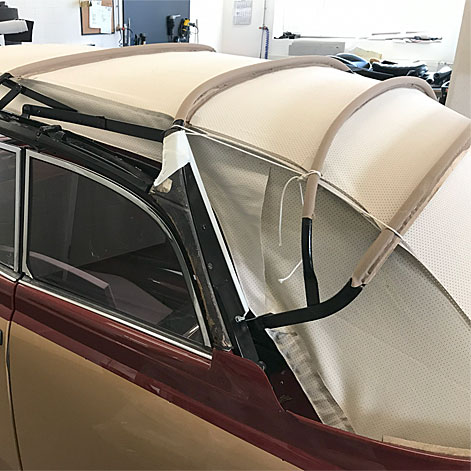 Hier entsteht ein neues Verdeck für einen VW-Käfer-Oldtimer.