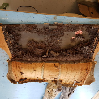 Nach dem Ausbau zeigt sich das Ausmass: Alte und durch den Wasserschaden beeintr�chtigte Polstermaterialien werden entfernt. Der erhaltene Aufbau bildet die Grundlage f�r die fachgerechte Rekonstruktion.