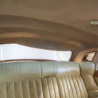 Die grossz�gige Sitzbank pr�gt den Charakter der klassischen Limousine. Ziel der Restaurierung ist es, die urspr�ngliche Eleganz des Innenraums wiederherzustellen.