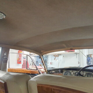 Der Innenraum des Rolls-Royce Silver Cloud vor Beginn der Restaurierung. Sitze, Dachhimmel und Innenverkleidungen werden sorgf�ltig gepr�ft, bevor die Demontage des Interieurs beginnt.