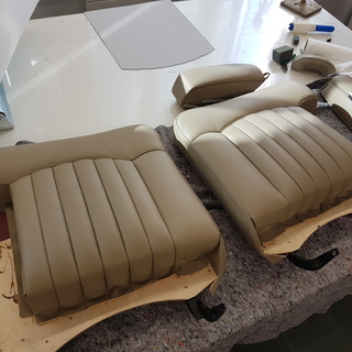 Die neu bezogenen Sitzteile des Rolls-Royce werden vorbereitet, bevor sie wieder im Fahrzeug montiert werden. Form, N�hte und Material orientieren sich am originalen Interieur.